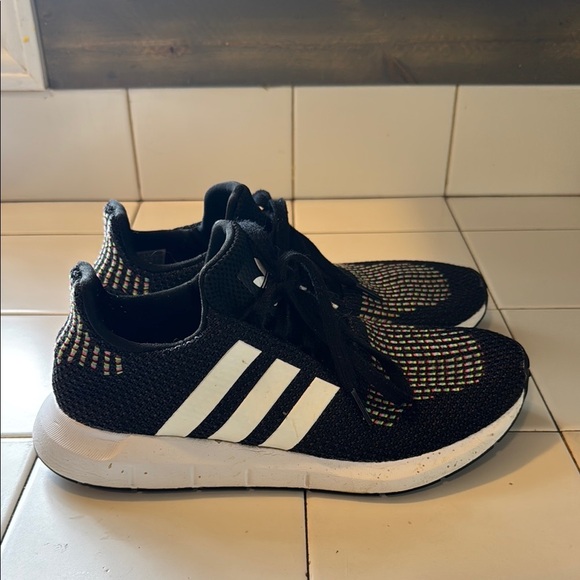 Adidas Women's Swift Run Black Running Sneakers Size 8 1/2 - Picture 1 of 14